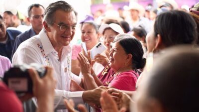 Américo y María llevan bienestar y celebran a miles de madres en Abasolo